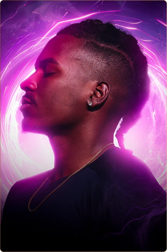 Hiago Rodrigues em meditação, envolto por uma energia luminosa
